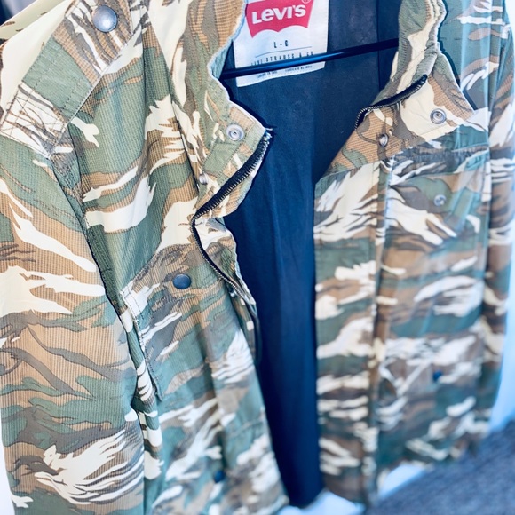 Levi’s Army Camo Water Resistant Jacket! - Picture 4 of 5